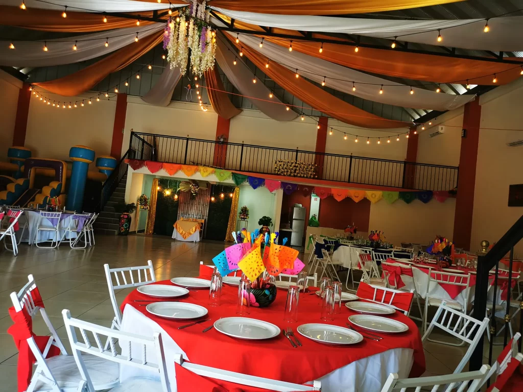 Decoración de un salón de eventos con iluminación cálida y colores vibrantes