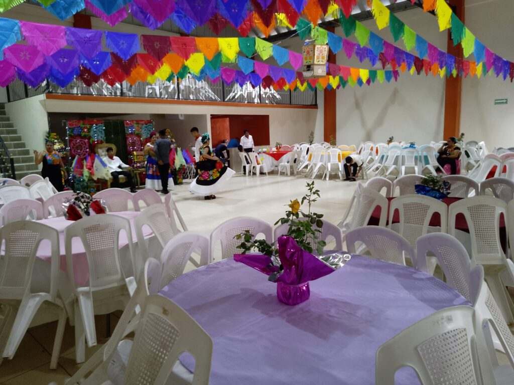 Decoración de salón para eventos con los mejores servicios y comodidades para festejar