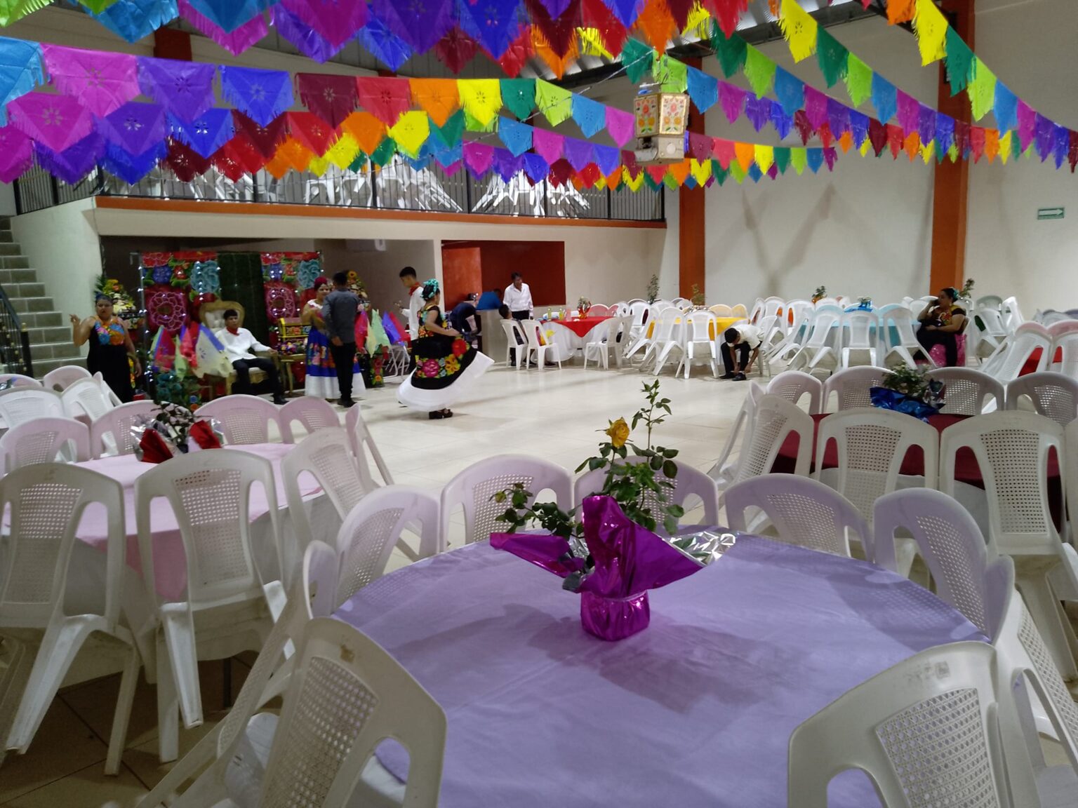 Decoración de salón para eventos con los mejores servicios y comodidades para festejar