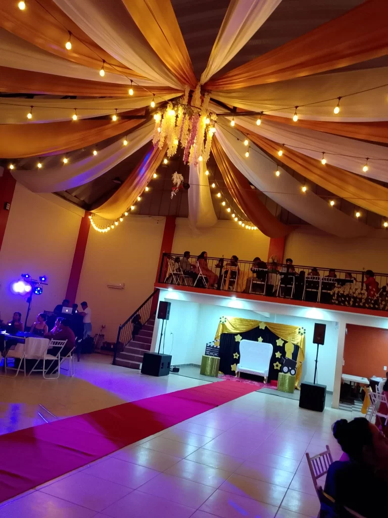 Decoración elegante con luces cálidas en el techo del salón Arboledas