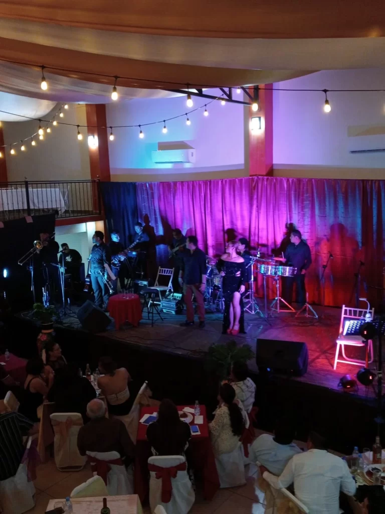 Banda musical en vivo tocando en un evento en el salón Arboledas