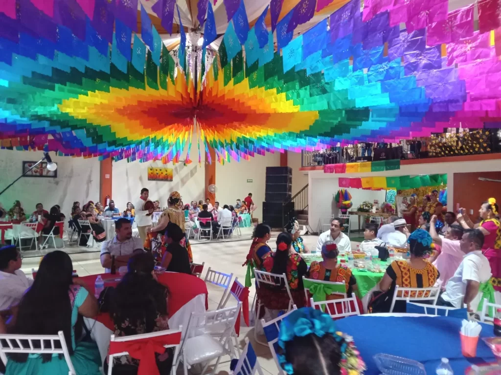 Personas disfrutando de la fiesta
