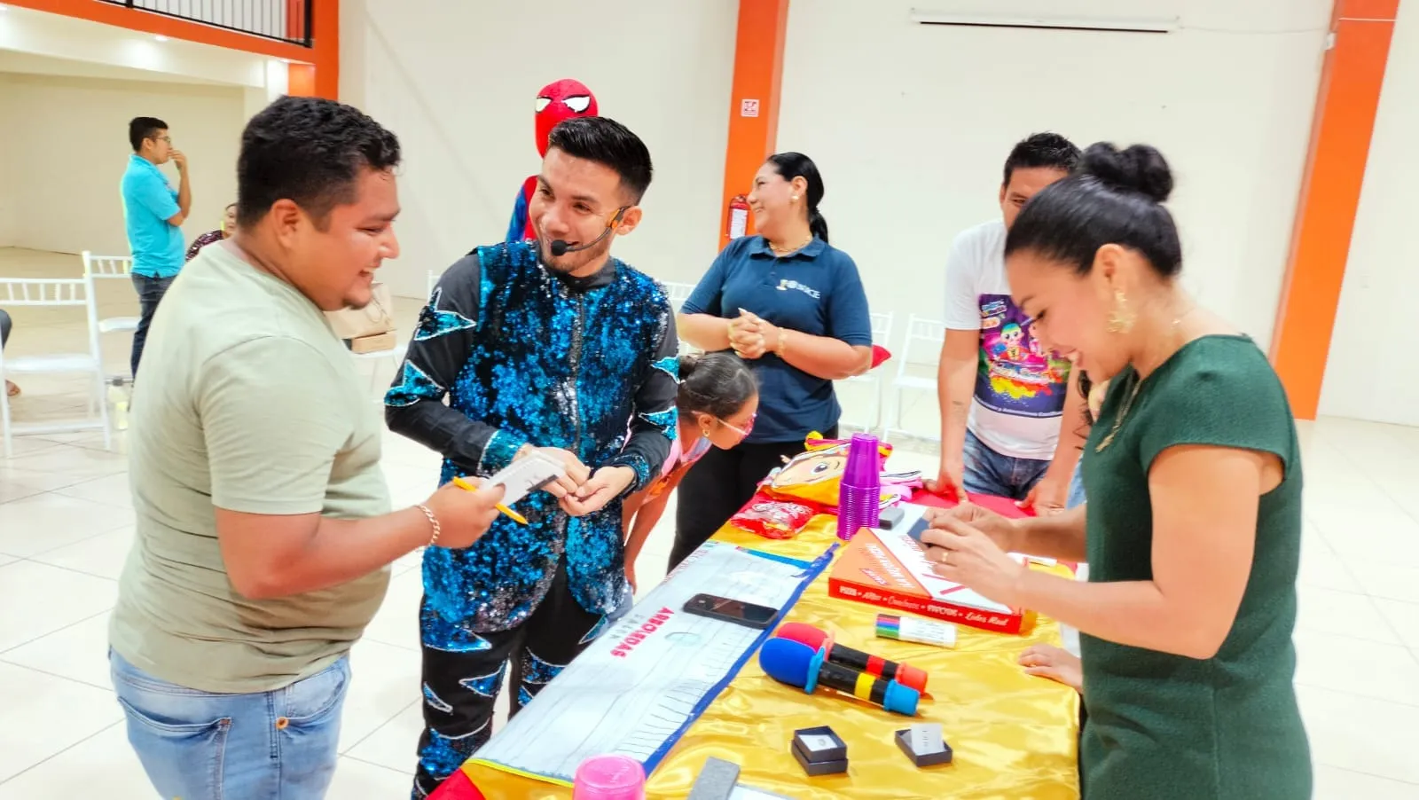 Grupo de personas colaborando en una actividad con un animador