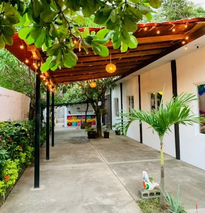Entrada de Restaurante Na’ Juanita en Lachigoló, Oaxaca, con techo de madera, decoración con luces cálidas y entorno natural típico del Istmo de Tehuantepec.