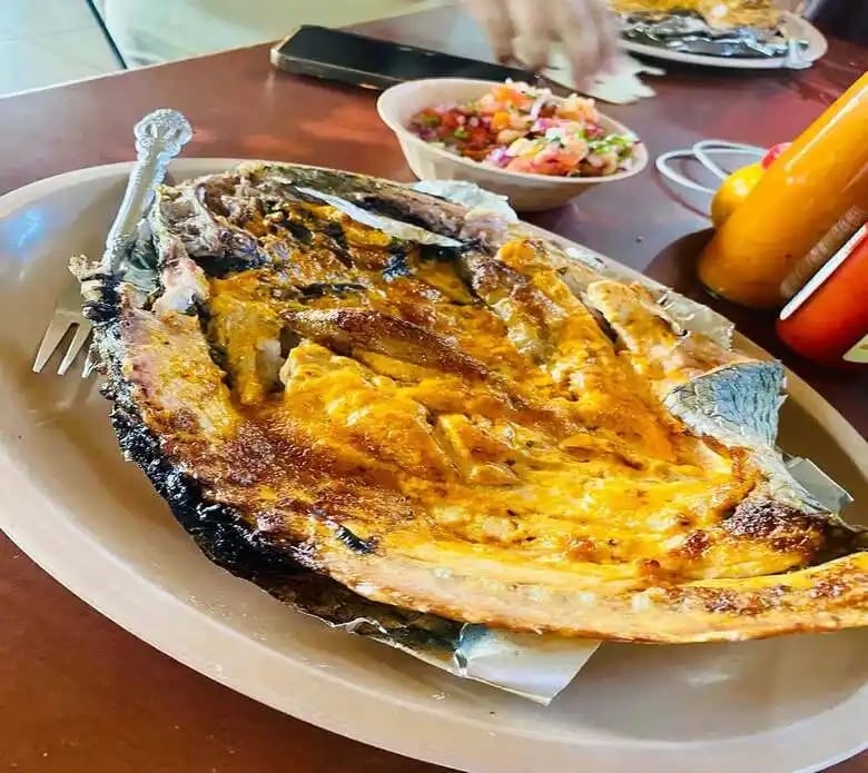 Pescado preparado al horno listo para comer 