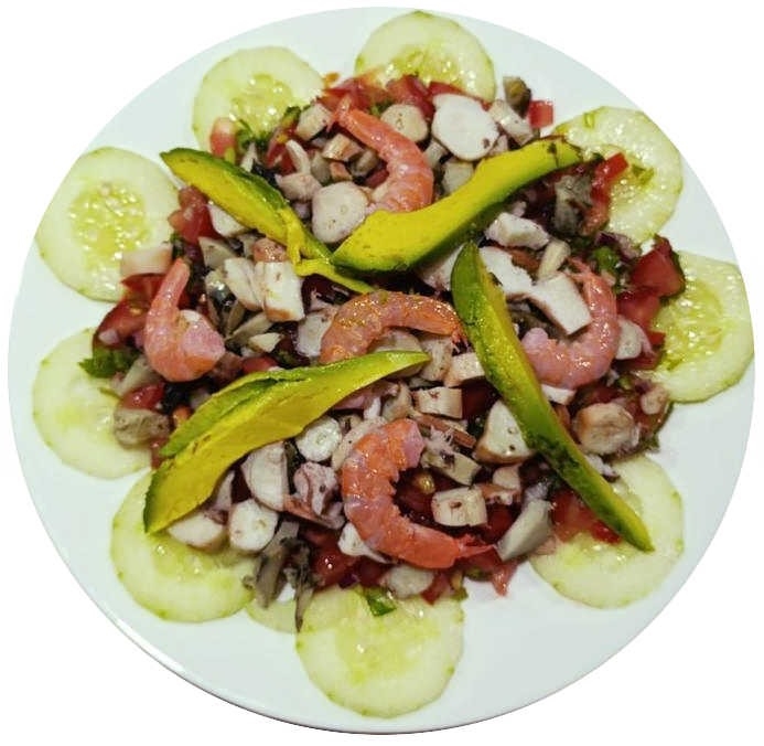 Ensalada de mariscos estilo Unión Hidalgo con pulpo, camarones, pepino, jitomate, y aguacate, servida fresca al estilo istmeño en California Restaurante & Bar.