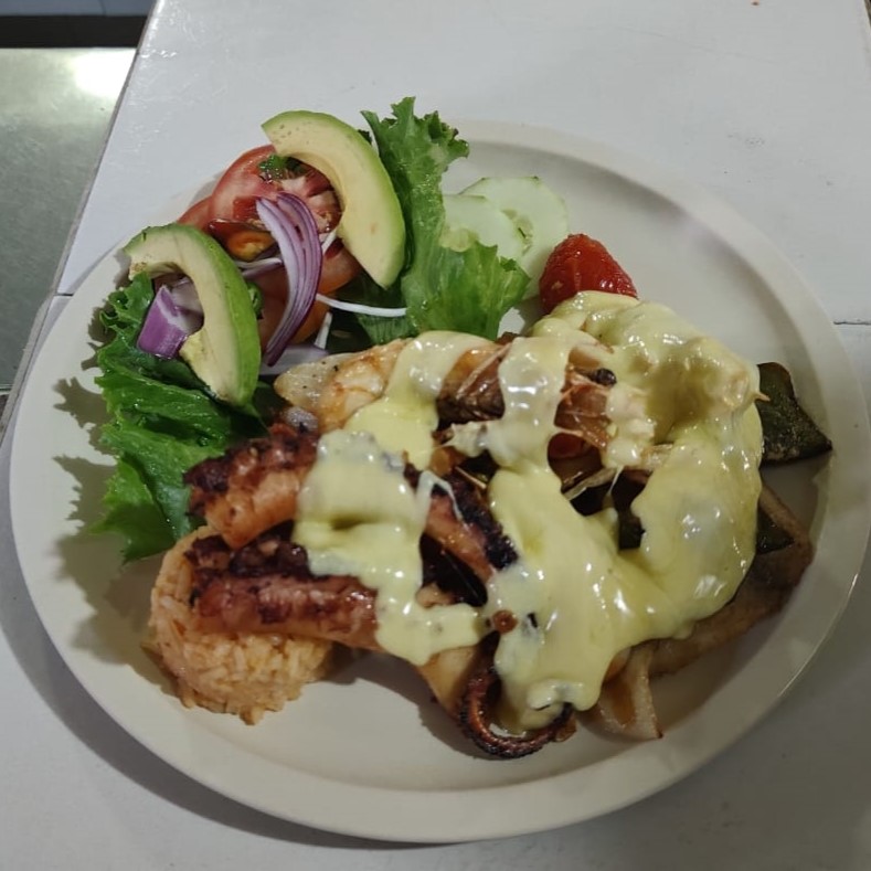 Platillo de mariscos listo para probar