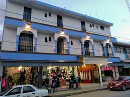 Exterior del Hotel Central con tiendas en la planta baja, ubicado en zona comercial de Juchitán