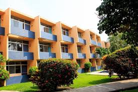 Fachada del Hotel Cali con jardines y arquitectura en tonos cálidos