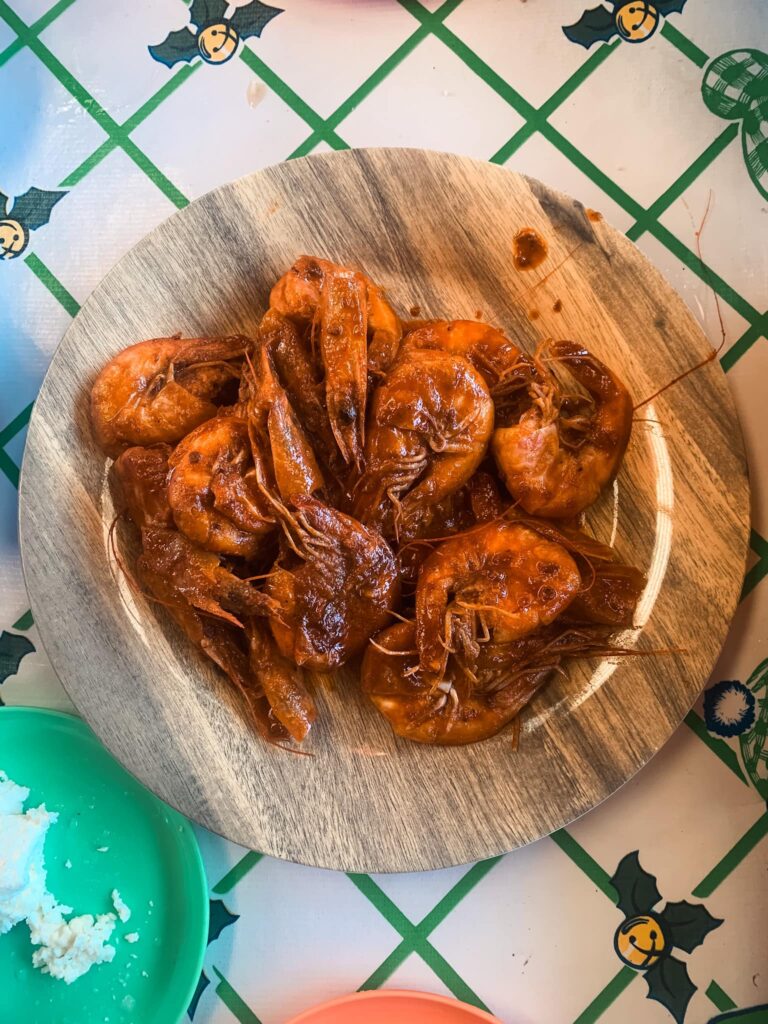 Camarones en salsa roja servidos en plato de madera, comida típica del Istmo de Oaxaca
