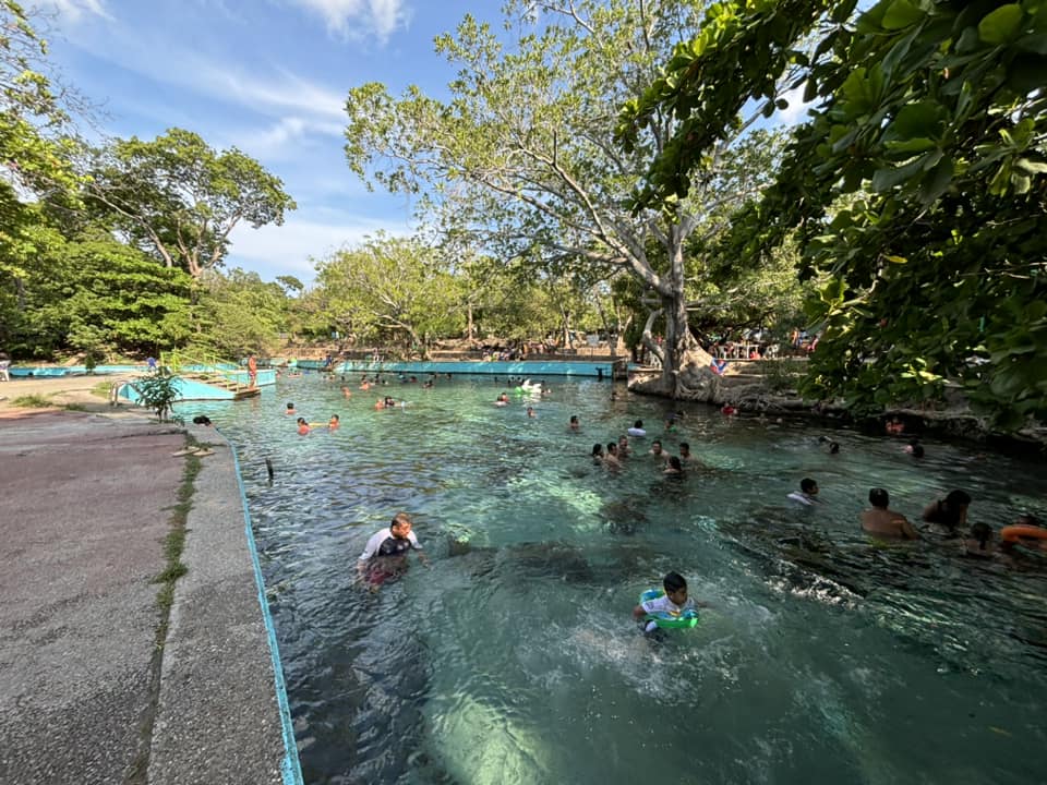 gente bañándose en el agua