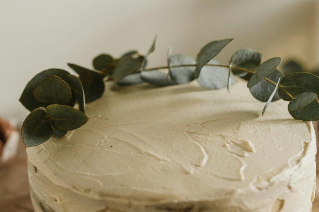 Pastel de boda decorado con eucalipto natural