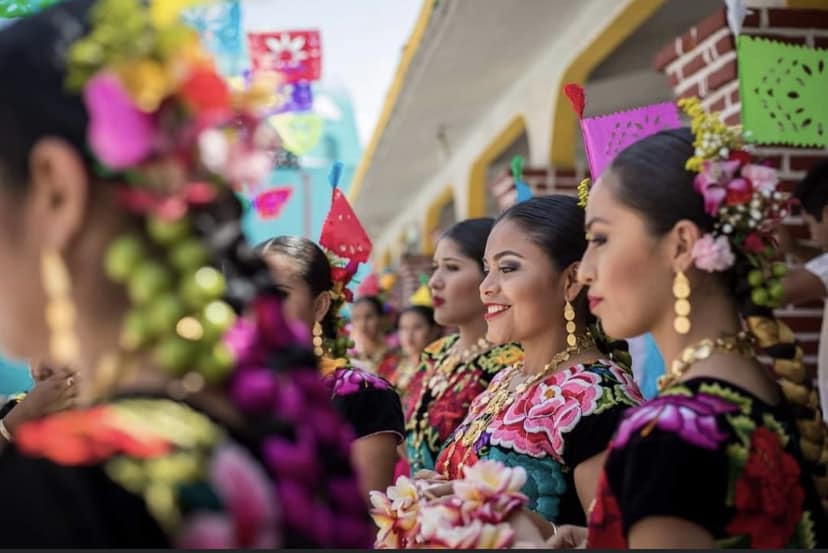 Mujeres zapotecas con trajes bordados en desfile tradicional durante Semana Santa en el Istmo de Oaxaca