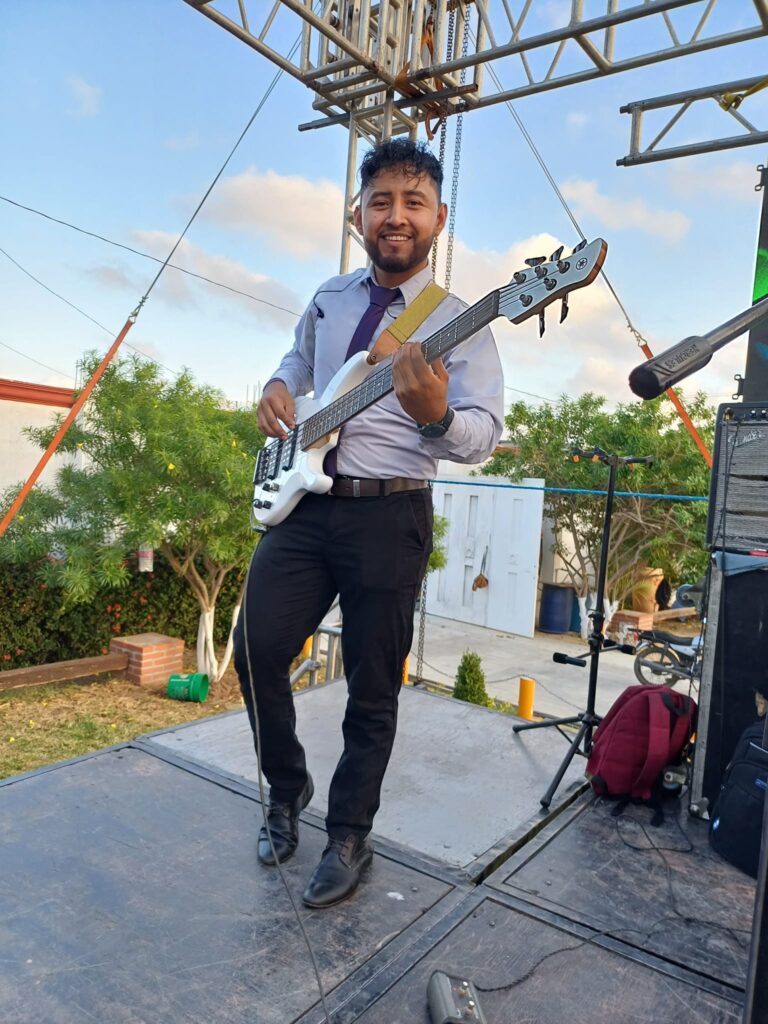 Bajista de Los Wilmars Incontenibles posando antes del concierto en Juchitán