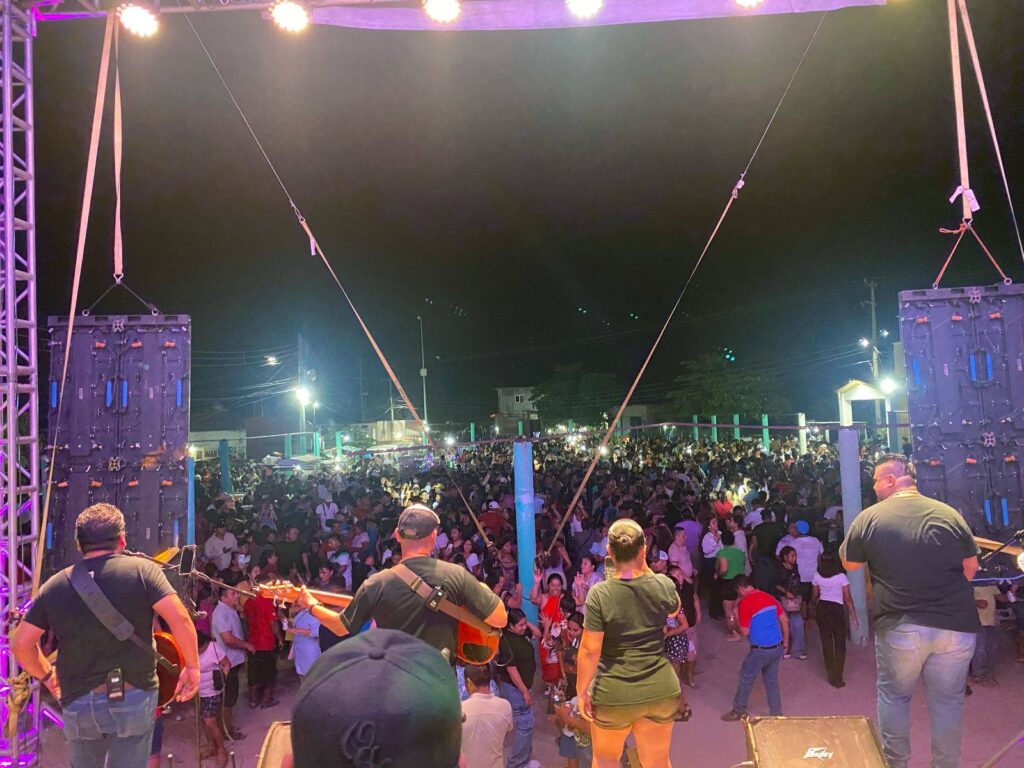 Caribú tocando en vivo frente a una multitud en Juchitán Oaxaca