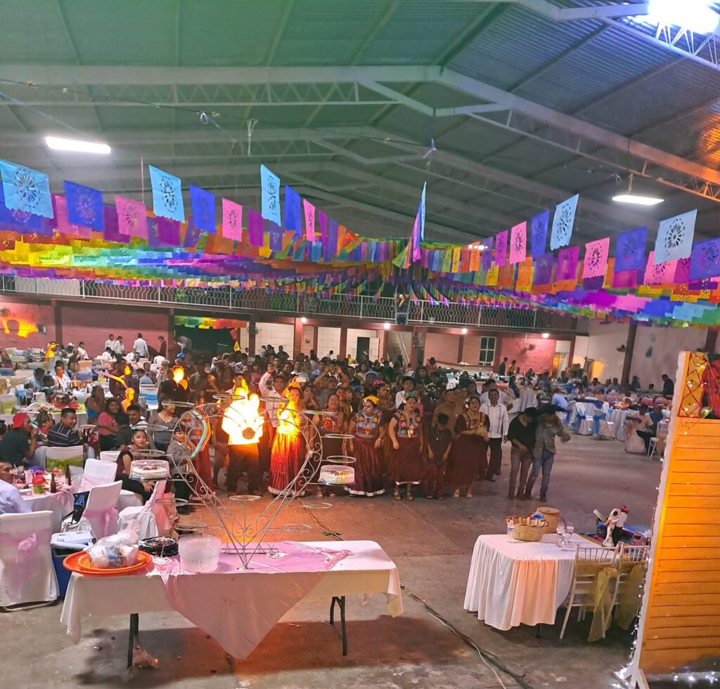 Evento cultural en el Istmo de Tehuantepec animado por Juanito y su Grupo Innovación
