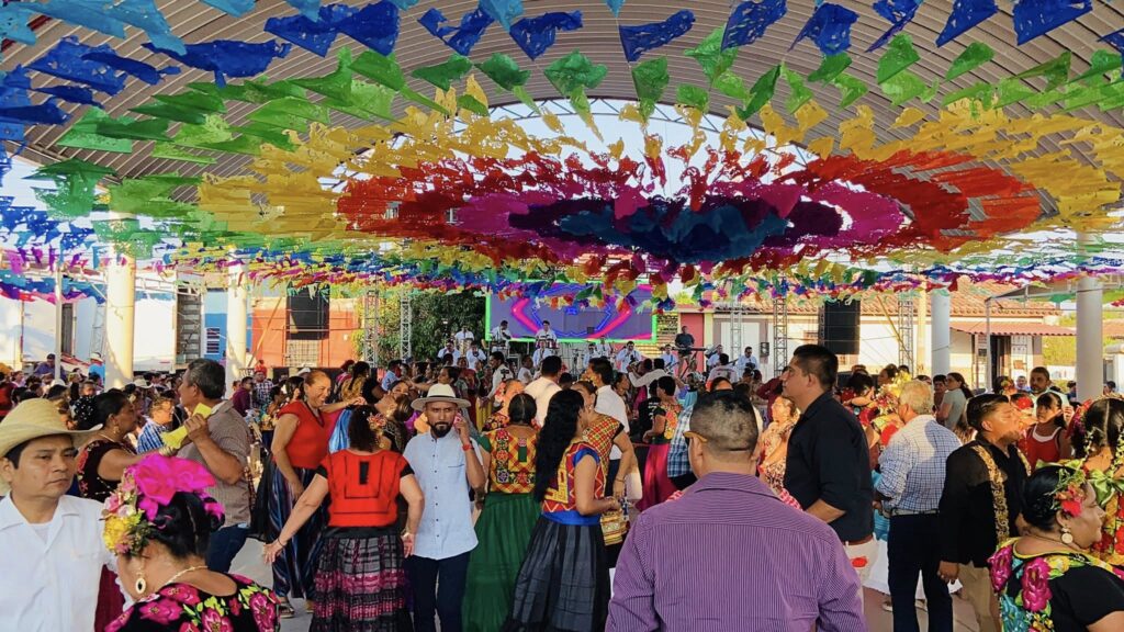 Grupo Caribe amenizando fiesta tradicional con público en traje típico en Juchitán