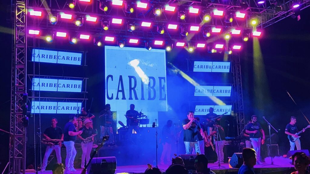 Grupo Caribe durante show en vivo con luces y pantallas en Juchitán