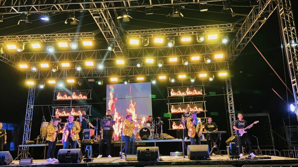Grupo Caribe en concierto con trajes dorados y espectáculo visual en Juchitán