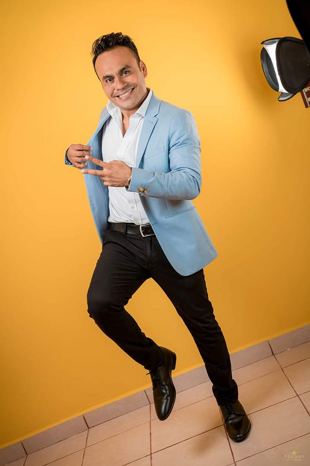 Juanito, vocalista principal del grupo Innovación, posando para sesión fotográfica