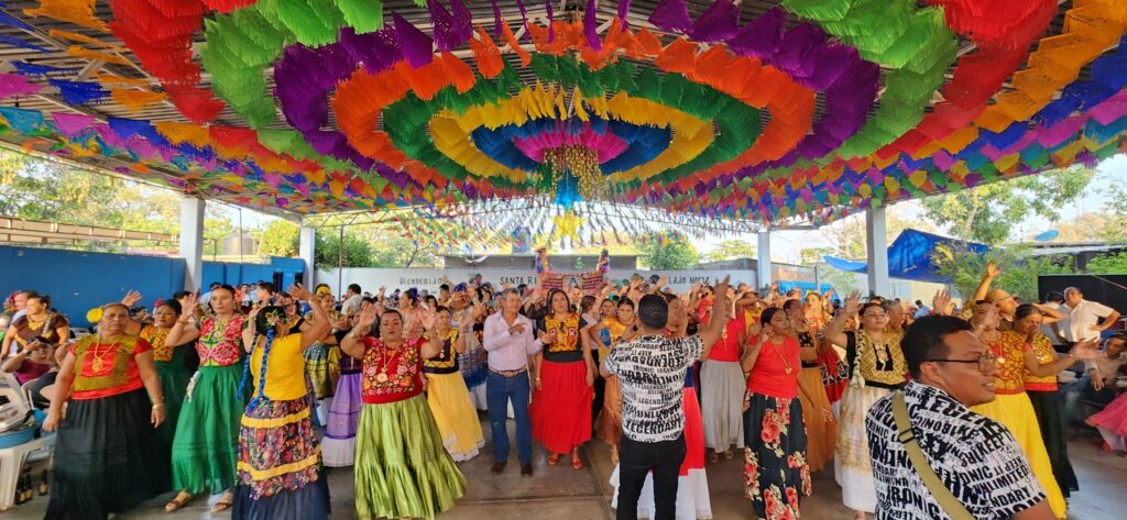 Juanito y su Grupo Innovación animando baile en evento cultural istmeño de día