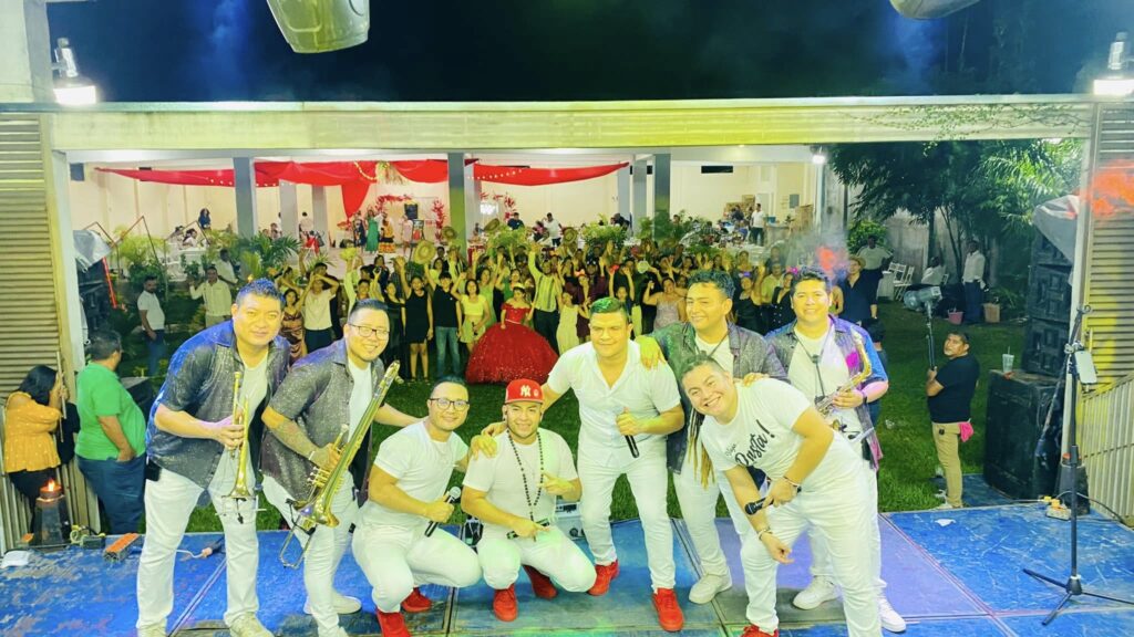 Los Soberanos animando una fiesta privada en Juchitán con invitados en el fondo