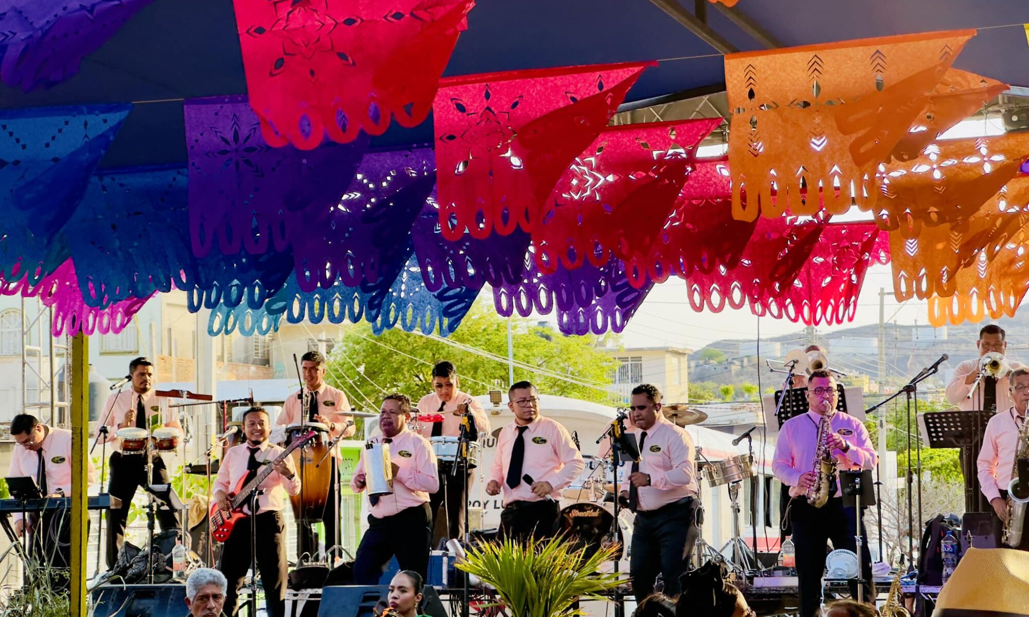 Los Soberanos posando con el público al fondo tras su presentación en fiesta de Juchitán