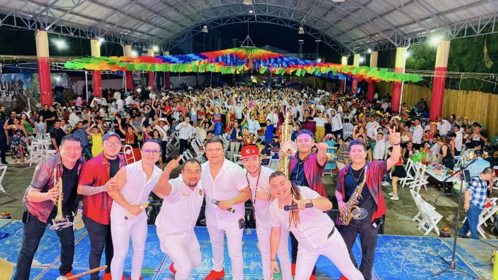 Los Soberanos posando con el público al fondo tras su presentación en fiesta de Juchitá