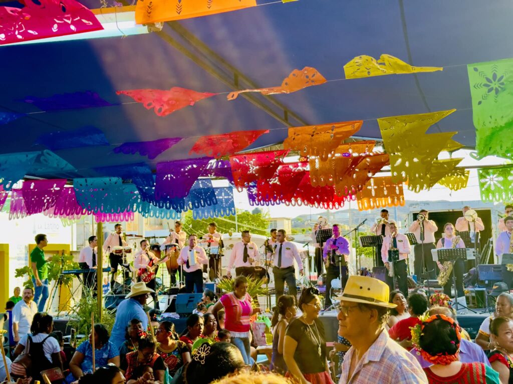 Los Soberanos posando con el público al fondo tras su presentación en fiesta de Juchitán
