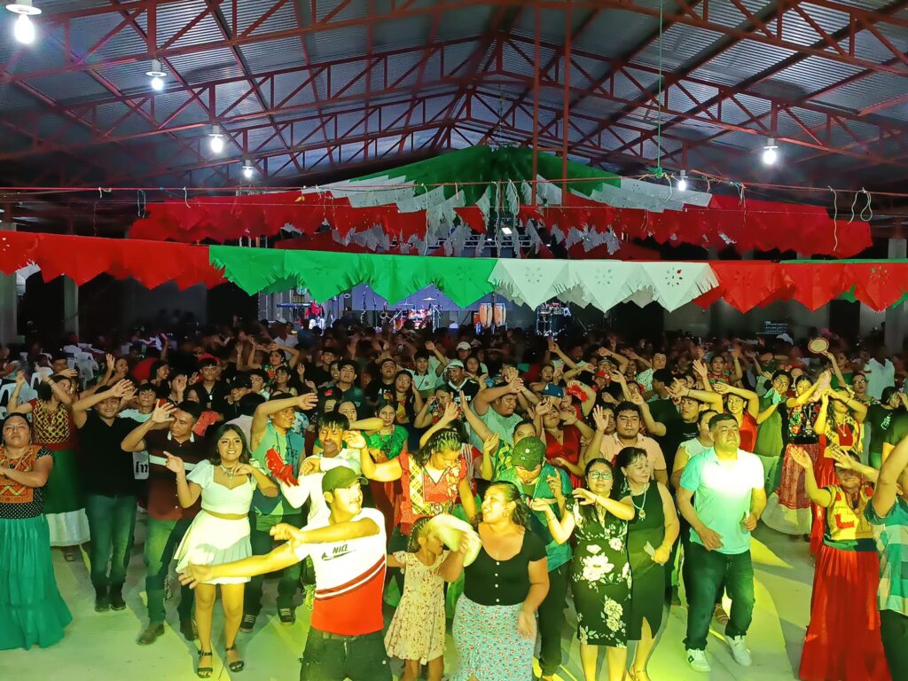 Multitud bailando al ritmo de Los Wilmars en evento nocturno tradicional