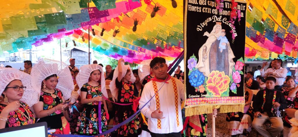 Participación de Juanito y su grupo en festividad religiosa mixe con trajes típicos