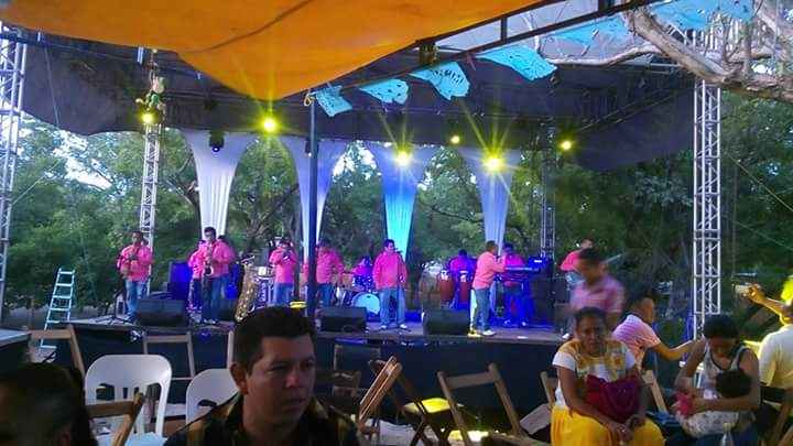 Presentación de Los Wilmars con vestimenta rosa durante evento cultural en Oaxaca