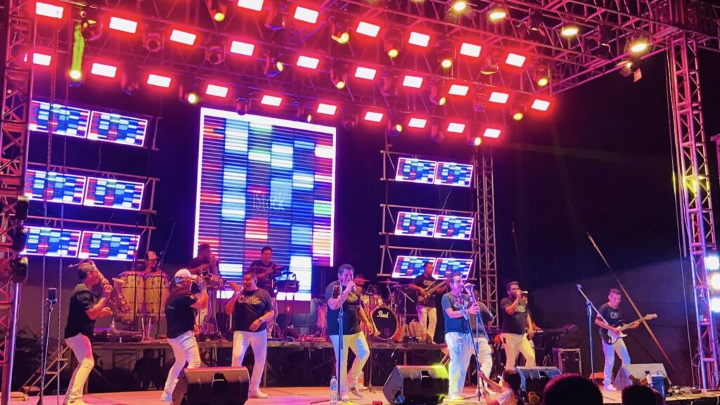 Presentación del grupo Caribe con luces y músicos en acción durante evento en Juchitán