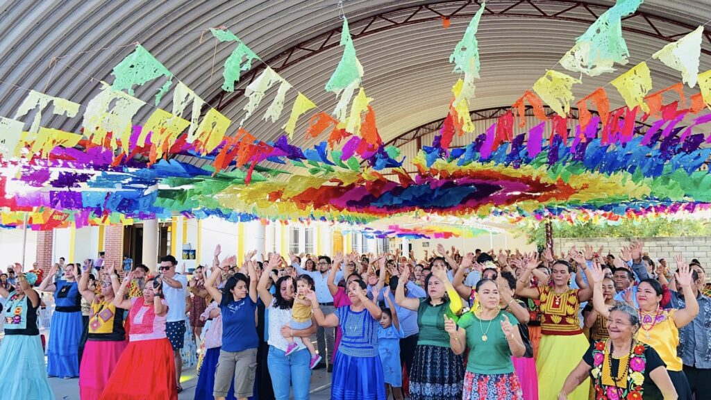 Público bailando con entusiasmo mientras suena el grupo Caribe en Juchitán