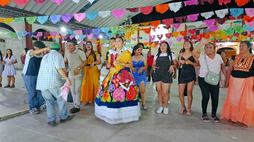 Público disfrutando del grupo Caribú con trajes típicos en fiesta tradicional istmeña