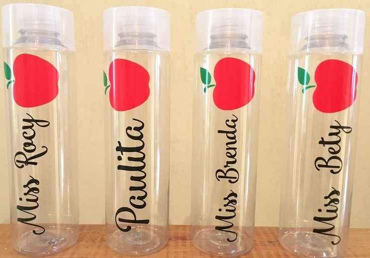Botellas transparentes con tapa y nombres de maestras como Paulita, Miss Bety