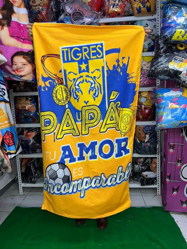 Cobija de Tigres con fondo amarillo y azul, y la frase “Papá, tu amor es incomparable”, ideal para fanáticos felinos.