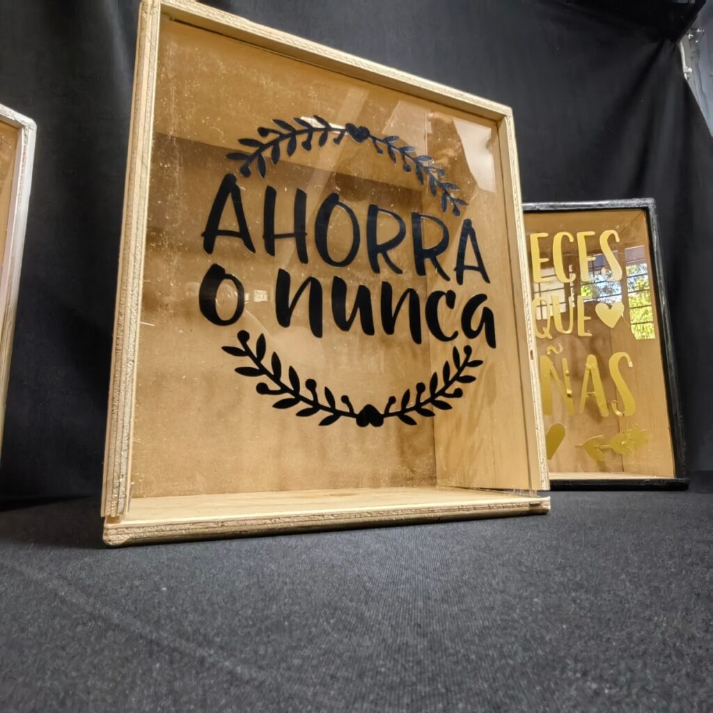 Cuadro decorativo de madera con la frase “Ahorra o nunca”, diseño artesanal ideal para eventos o regalos