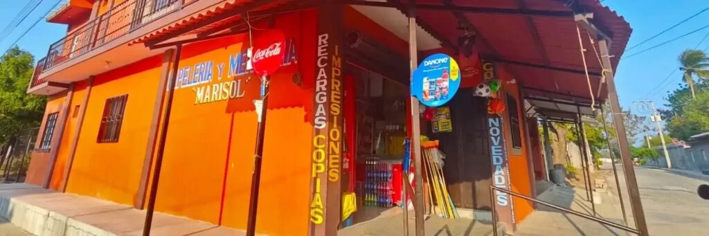 Fachada de Papelería Marisol en Juchitán, con servicios de copias, recargas y venta de artículos escolares