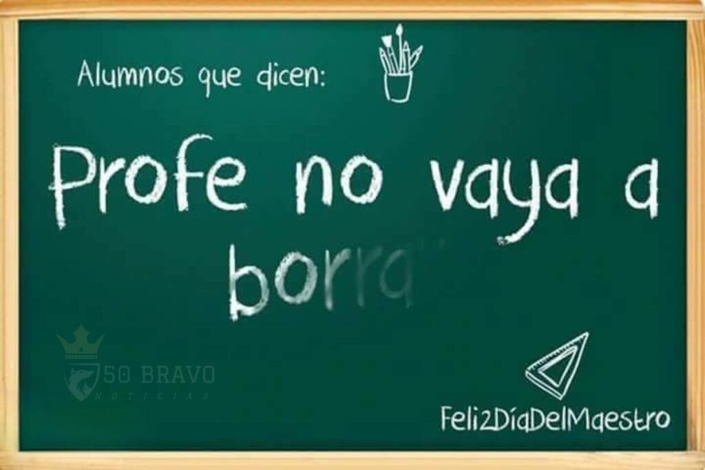 Frase escrita en un pizarrón que dice “Profe no vaya a borrar”, con fondo verde escolar. Título: Frase divertida del aula para el Día del Maestro