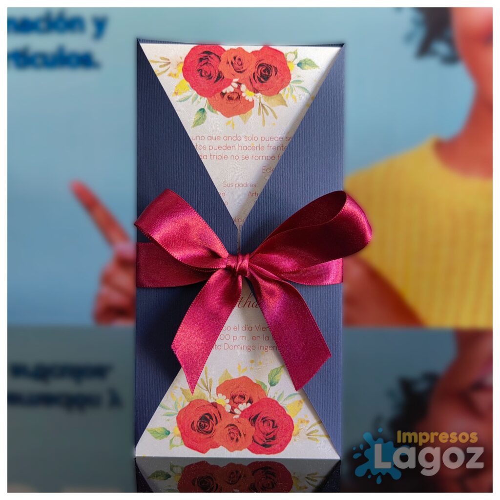 Invitación de boda personalizada con diseño floral y moño rojo de satén por Impresos Lagoz