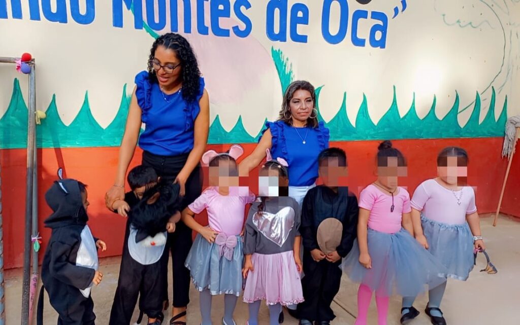 Niños disfrazados y maestras posando durante una presentación escolar por el Día del Maestro en Matías Romero, Oaxaca.