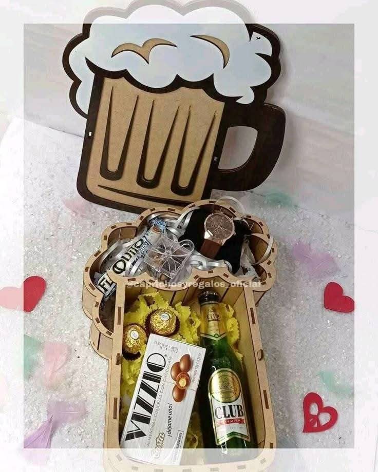 Caja de regalo con diseño caricaturesco que contiene una cerveza y chocolates, decorada