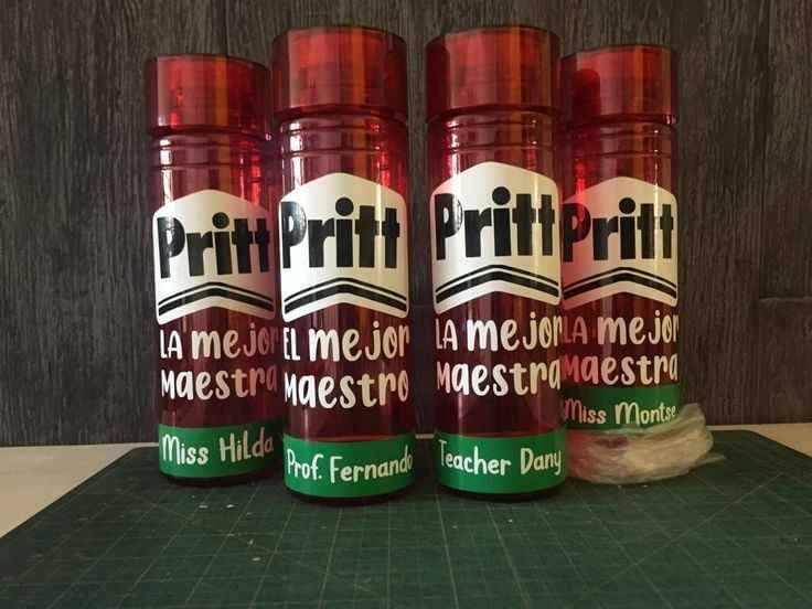 Termos rojos personalizados tipo barra Pritt con nombres de docentes como Miss Hilda, Teacher Dany